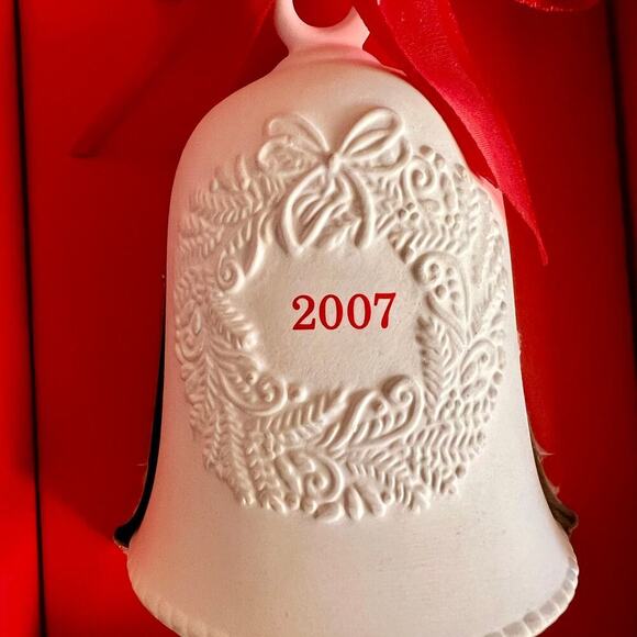 NEW in Box Hallmark 2007 White Porcelain Christmas Bell with Wreath Bow Ornament - Picture 7 of 9